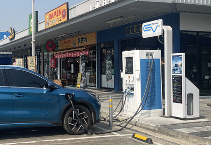 IL NOSTRO CARICABATTERIA PER AUTO ELETTRICHE CC VIENE UTILIZZATO NELLE STAZIONI DI SERVIZIO IN THAILANDIA